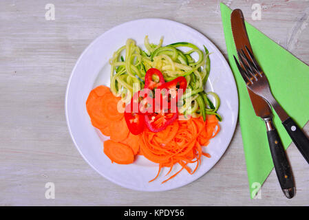 Vegetali di zucchine spaghetti lowcarb su una piastra Foto Stock