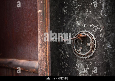 Gancio e la porta di metallo Foto Stock