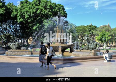 I turisti all'aperto Sydney Australia. Le persone o i turisti in Australia a piedi passato Archibald fontana commemorativa in Hyde Park a Sydney. Foto Stock