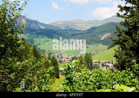 Wolkenstein im Grödnertal in den Dolomiten Sommer im Foto Stock