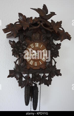 Close-up di legno marrone orologio cucù sulla parete pineta all'interno di  un piccolo cottage in stile casa di registro Foto stock - Alamy