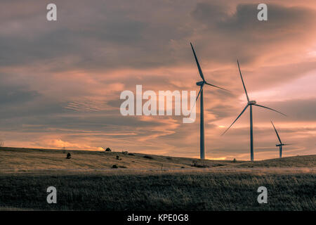Epic tramonto su turbine eoliche Foto Stock