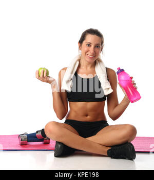 Felice giovane donna con il suo equipaggiamento fitness Foto Stock