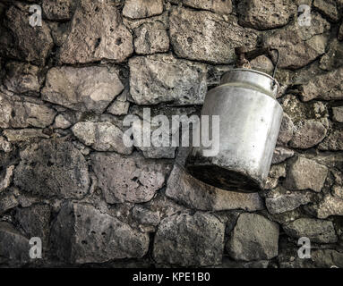 Il latte di stagno da appendere alla parete Foto Stock