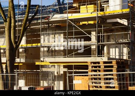 Ponteggio a fronte di un edificio di nuova costruzione Foto Stock