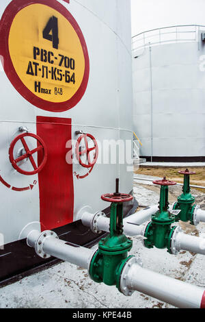 Le valvole a saracinesca presso il serbatoio di stoccaggio numero quattro Foto Stock