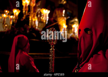 Nazareno tenendo una canna d'argento alla Settimana Santa, Spagna Foto Stock