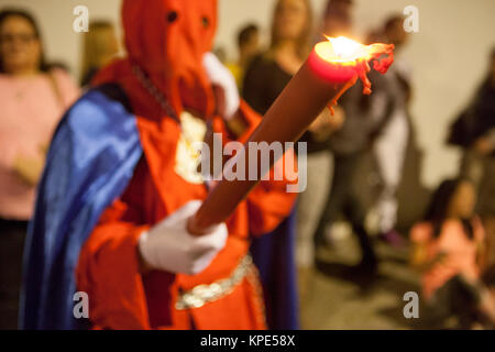 Nazareno azienda grande candela alla Settimana Santa, Spagna Foto Stock