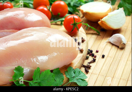 Materie filetto di pollo con spezie e verdure. Foto Stock