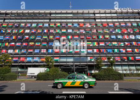 Gli uffici della Mainichi Newspaper Company presentano tutte le 206 bandiere dei Paesi che partecipano ai Giochi Olimpici di Tokyo del 2020. Chiyoda, Tokyo, Giappone Foto Stock