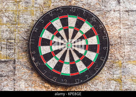 Vecchio bersaglio per freccette Foto stock - Alamy