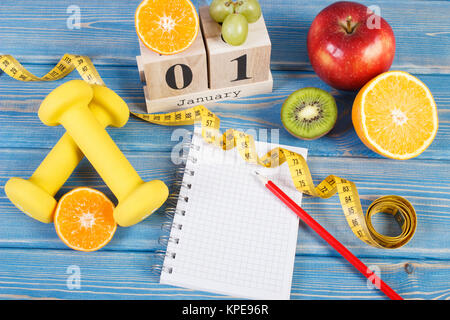 1 gennaio sul calendario del cubo, frutta fresca, pesi e nastro di misurazione, nuovi anni di risoluzioni di uno stile di vita sano concetto Foto Stock