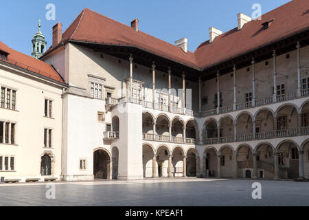 Cortile porticato del Castello Reale di Wawel a Cracovia in Polonia Foto Stock