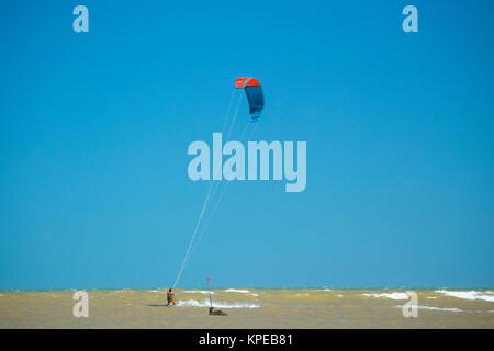 Kitesurfer surf su un bel giorno di estate Foto Stock