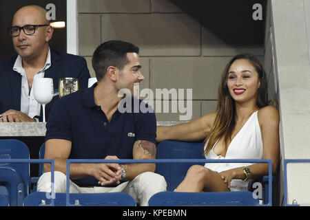 FLUSHING NY- Settembre 02: Jessie Metcalfe, Cara Santana, giorno nove del 2014 US Open al USTA Billie Jean King National Tennis Center il 2 settembre 2014 nel quartiere di lavaggio del Queens Borough of New York City People: Jessie Metcalfe, Cara Santana Foto Stock