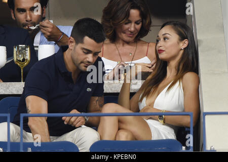 FLUSHING NY- Settembre 02: Jessie Metcalfe, Cara Santana, giorno nove del 2014 US Open al USTA Billie Jean King National Tennis Center il 2 settembre 2014 nel quartiere di lavaggio del Queens Borough of New York City People: Jessie Metcalfe, Cara Santana Foto Stock