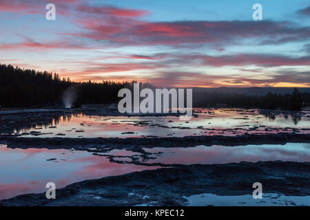 Tramonto al grande fontana Geyser nel Parco Nazionale di Yellowstone, Wyoming Foto Stock