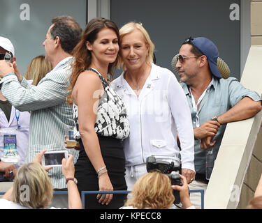 FLUSHING NY- Settembre 06: Martina Navratilova, Julia Lemigova, giorno tredici del 2014 US Open al USTA Billie Jean King National Tennis Center il 6 settembre 2014 nel quartiere di lavaggio del Queens Borough of New York City People: Martina Navratilova, Julia Lemigova Foto Stock