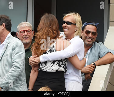 FLUSHING NY- Settembre 06: Martina Navratilova, Julia Lemigova, giorno tredici del 2014 US Open al USTA Billie Jean King National Tennis Center il 6 settembre 2014 nel quartiere di lavaggio del Queens Borough of New York City People: Martina Navratilova, Julia Lemigova Foto Stock