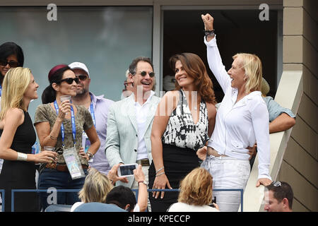 FLUSHING NY- Settembre 06: Martina Navratilova, Julia Lemigova, giorno tredici del 2014 US Open al USTA Billie Jean King National Tennis Center il 6 settembre 2014 nel quartiere di lavaggio del Queens Borough of New York City People: Martina Navratilova, Julia Lemigova Foto Stock