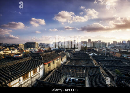 Il villaggio di Bukchon Hanok al tramonto Foto Stock