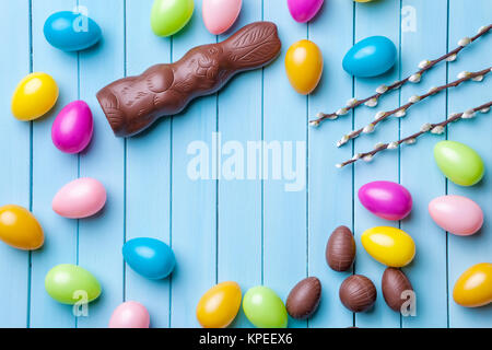 Le uova di pasqua su uno sfondo di legno Foto Stock