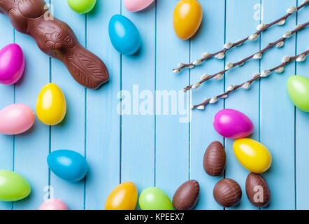 Le uova di pasqua su uno sfondo di legno Foto Stock