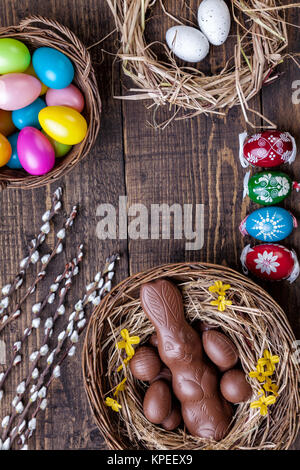 Le uova di pasqua su uno sfondo di legno Foto Stock