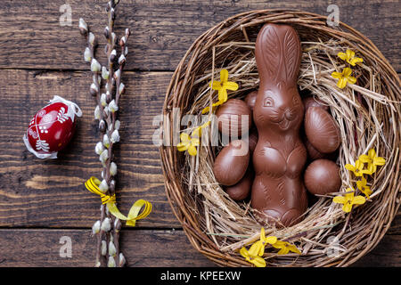 Le uova di pasqua su uno sfondo di legno Foto Stock