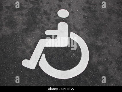 Handicap bianco Bagno per disabili segno sul legno nero Foto Stock