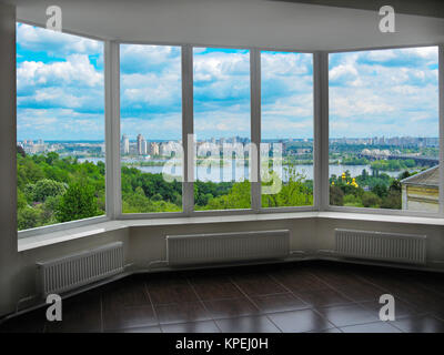 Finestra con vista di Kyiv in primavera Foto Stock