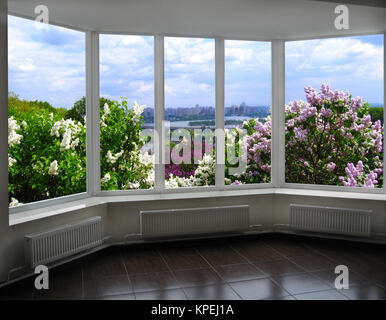 Finestra con vista di Kyiv in primavera Foto Stock