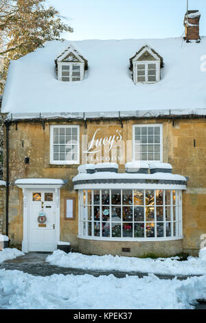 Sala da tè Lucia al tempo di natale nella neve. Stow on the Wold, Cotswolds, Gloucestershire, Inghilterra Foto Stock