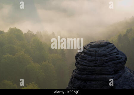 Sonnenaufgang im Nebel und das Elbtal in den Wolken Foto Stock