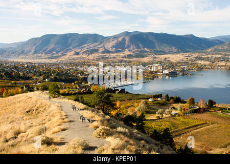 Vista della città di Penticton da Munson Montagna. Penticton è una piccola città situata nella Okanagan Valley, British Columbia, Canada. Foto Stock