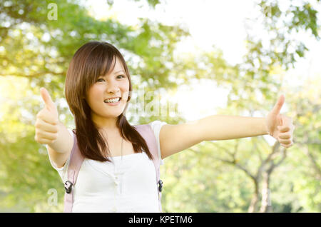 Asian studente di college pollice in alto Foto Stock