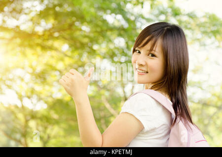 Ragazza asiatica studente pollice in alto Foto Stock