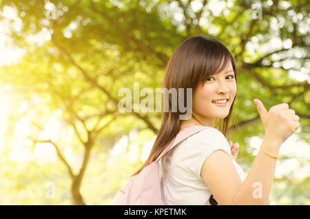 Asian studente di college pollice in alto Foto Stock