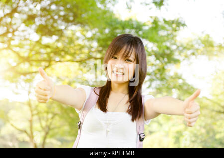 Asian college una studentessa pollice in alto Foto Stock