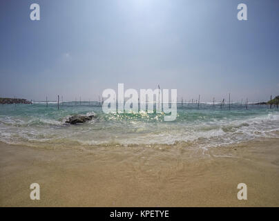 Affacciato sul turchese blu oceano indiano in sri lanka,asia Foto Stock