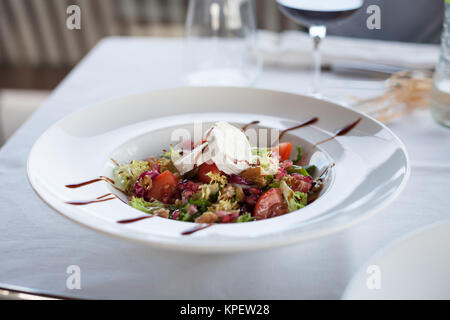 Insalata con formaggio di capra in ristorante Foto Stock