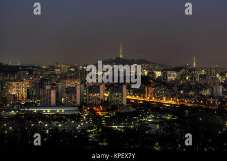 Il traffico di notte oltre il fiume Han A SEUL Foto Stock