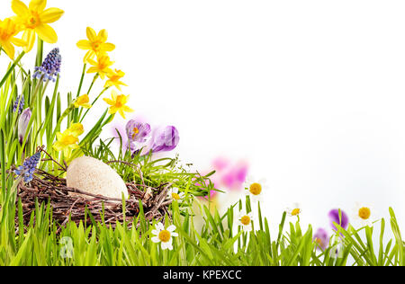 Moderno Felice Pasqua illustrazione stagionali isolare su sfondo bianco in una disposizione ad angolo con splendidi fiori e copiare lo spazio per i propri concetti Foto Stock