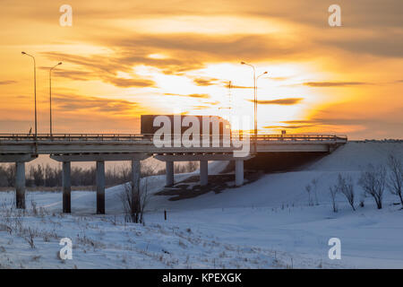 Il Fura si muove attraverso il ponte sullo sfondo del sole di setting Foto Stock