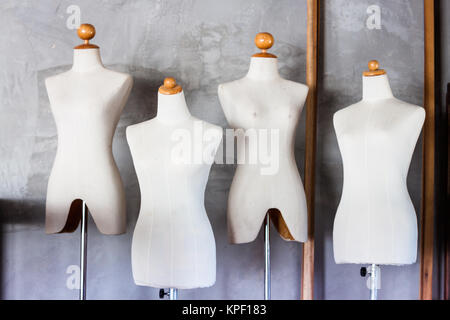 Manichino sarti nella stanza di deposito con filtro vintage Foto Stock