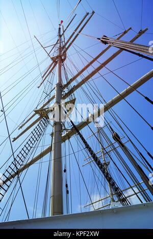 Grande albero di una nave a vela sotto il cielo blu Foto Stock