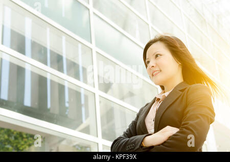 Giovani Asian business donna che guarda lontano Foto Stock