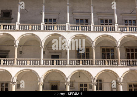 Cortile porticato del Castello Reale di Wawel a Cracovia in Polonia Foto Stock