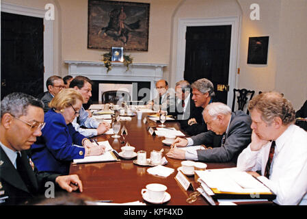 Il Presidente degli Stati Uniti Bill Clinton si incontra con il suo team di sicurezza nazionale nella sala Roosevelt della Casa Bianca a Washington il 1 maggio 1993. Nella foto da sinistra a destra: il Presidente del Comune di capi di Stato Maggiore, Army US General Colin Powell L.; ambasciatore statunitense alle Nazioni Unite Madeleine Albright; US Vice Presidente Al Gore; David Johnson, vice segretario stampa della Casa Bianca per gli Affari Esteri e il Direttore per gli affari pubblici del Consiglio di sicurezza nazionale; il Segretario di Stato americano Warren Christopher; il Presidente Clinton; il Segretario alla difesa degli Stati Uniti Les Aspin; e Leon Fuerth, Compit Foto Stock