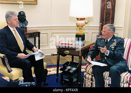 Il Presidente degli Stati Uniti Bill Clinton riceve una informazione dal presidente del Comune di capi di Stato Maggiore, US Army il generale John Shalikashvili, prima di partire per un viaggio all'estero nell'Ufficio Ovale della Casa Bianca di Washington, DC Martedì, Novembre 28, 1995. Credito: Ralph Alswang / White House via CNP /MediaPunch Foto Stock